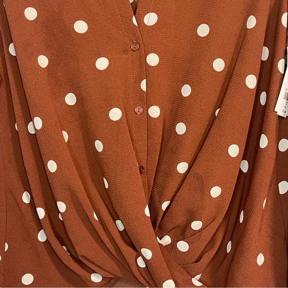 All IN FAVOR brown polka dot twist hem blouse size M - Picture 3 of 6